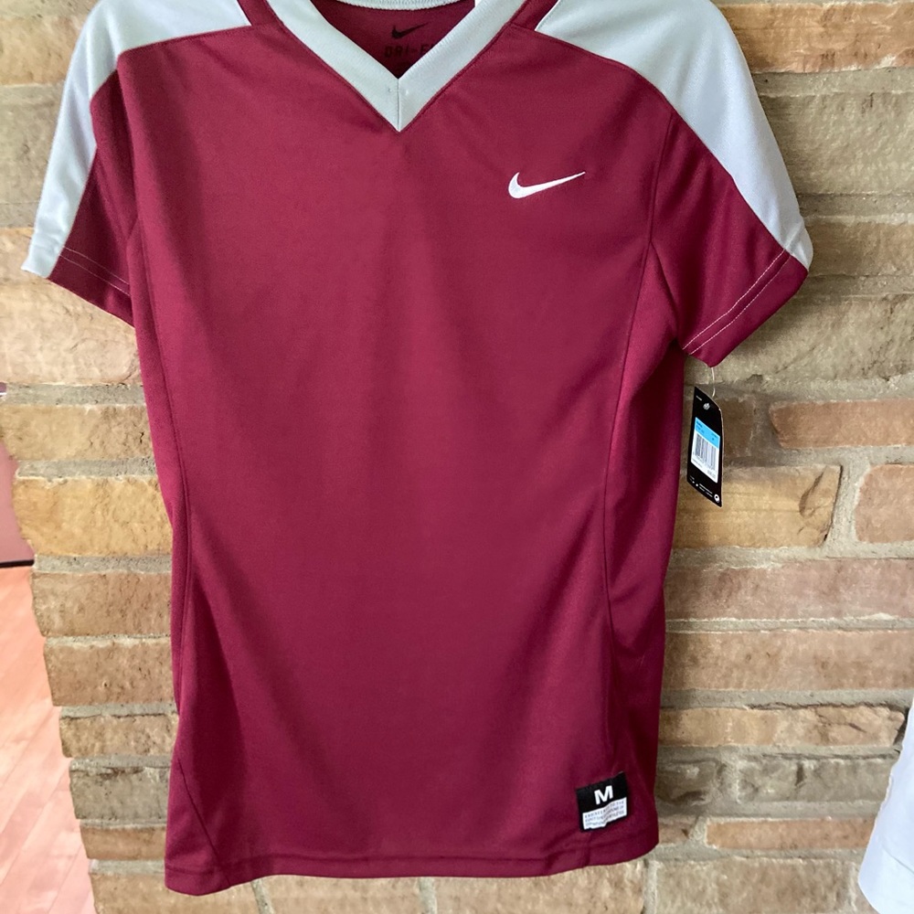 NWT Nike ladies sports shortsleeved v-neck tee.med
